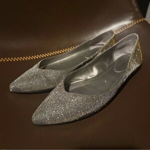 Audrey Brooke Elegant Silver Women's Shimmery Thread Pointed Toe Flats Size 8